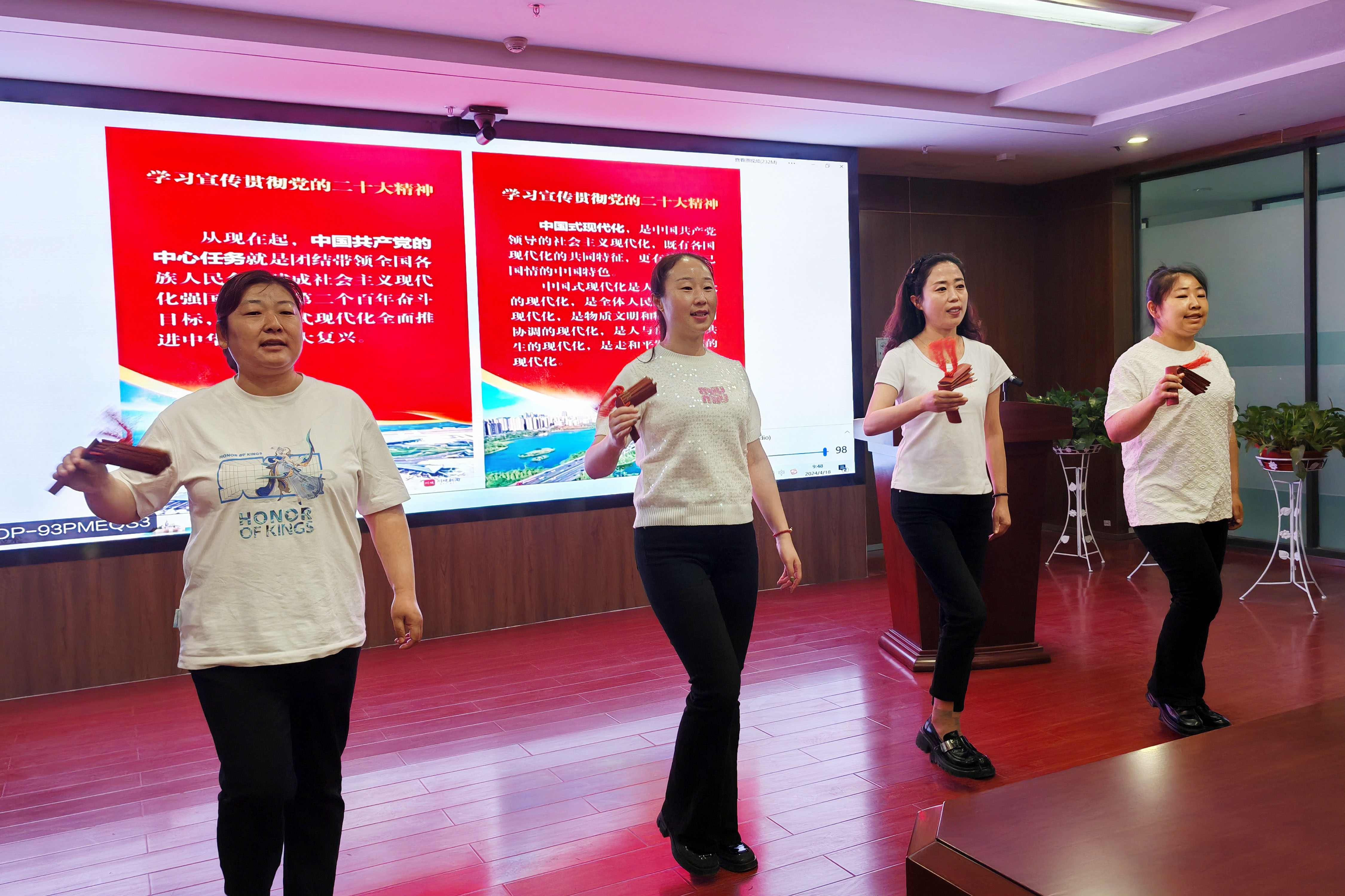 4月18日能投集團黨委舉辦“思想耀征程 筑夢新青?！崩碚撔v比賽2 (1).jpg